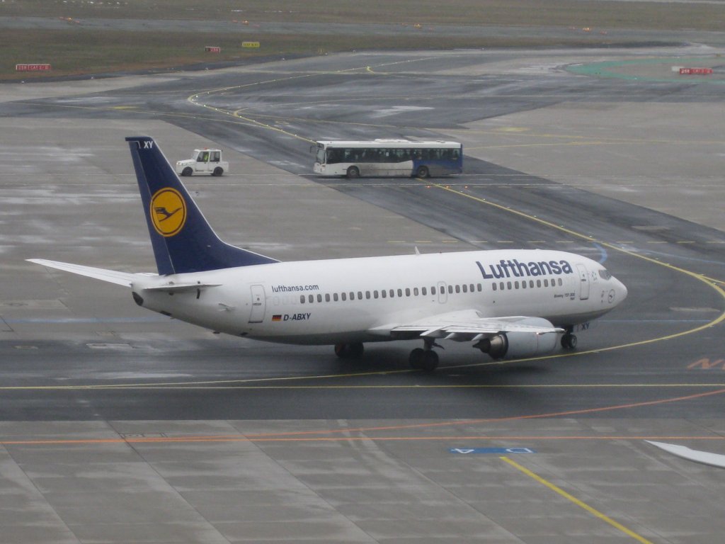 Lufthansa-Boeing 737-300 beim Rollen zur Startbahn in Frankfurt am Main am 6. Februar 2010