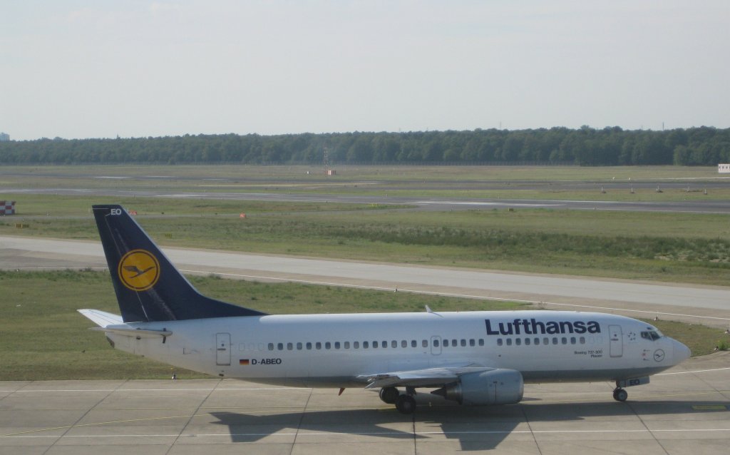 Lufthansa-Boeing 737-300 mit der Zulassung D-ABEO beim Taxiing in Berlin-Tegel
