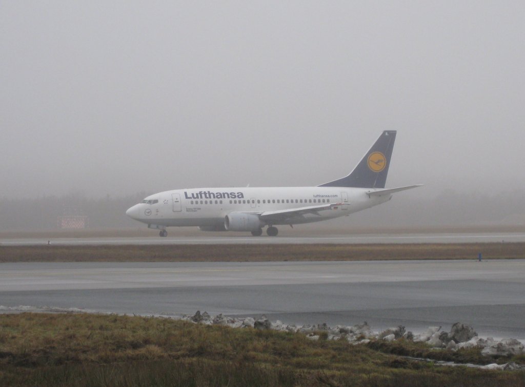 Lufthansa-Boeing 737-500 beim Start mit 200 Stundenkilometern auf der  18 West  in Frankfurt am 06.02.10