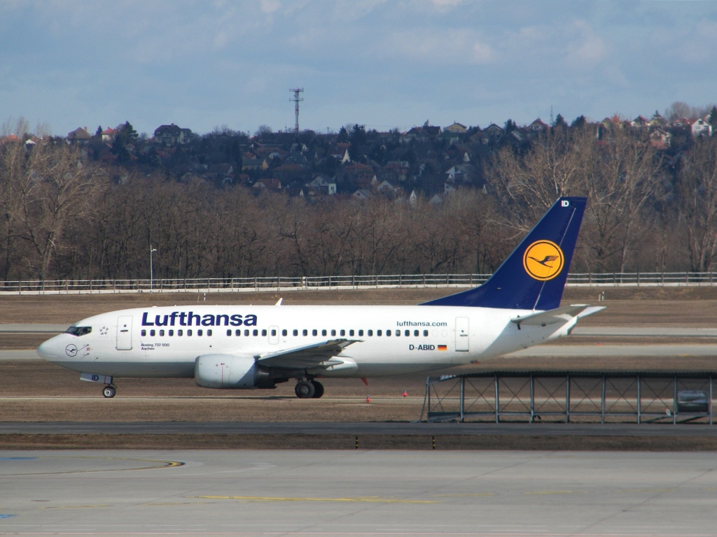 Lufthansa Boeing 737-500 landet am Flughafen Budapest-Ferihegy aus Mnich, am 25. 02. 2012. 