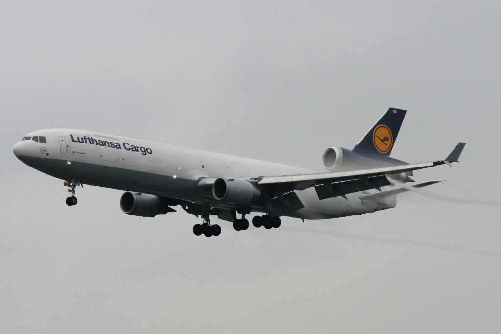 Lufthansa (Cargo), D-ALCE, McDonnell Douglas, MD-11 F (Windfahnen bei leicht diesigem Wetter), 24.08.2012, FRA-EDDF, Frankfurt, Germany
