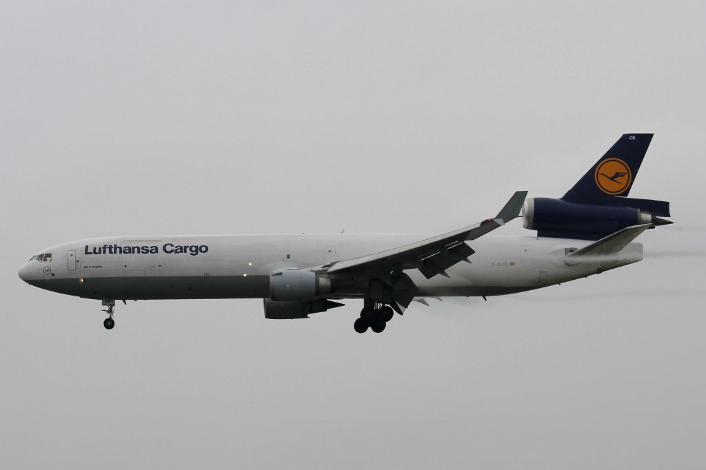Lufthansa (Cargo), D-ALCE, McDonnell Douglas, MD-11 F (Windfahnen bei leicht diesigem Wetter), 24.08.2012, FRA-EDDF, Frankfurt, Germany