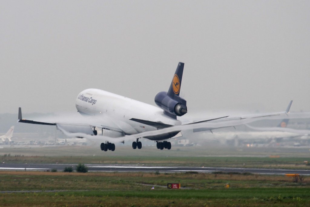 Lufthansa (Cargo), D-ALCE, McDonnell Douglas, MD-11 F (Windfahnen bei leicht diesigem Wetter), 24.08.2012, FRA-EDDF, Frankfurt, Germany