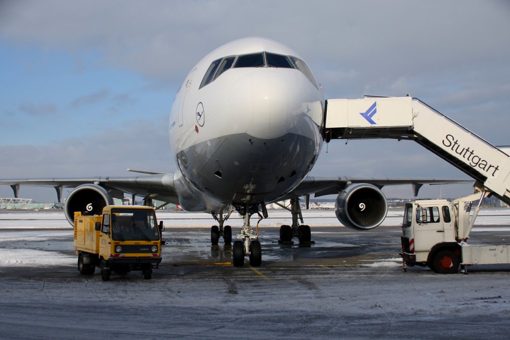 Lufthansa Cargo 
McDonnell Douglas MD-11F 
D-ALCO 
Stuttgart 
18.12.10

