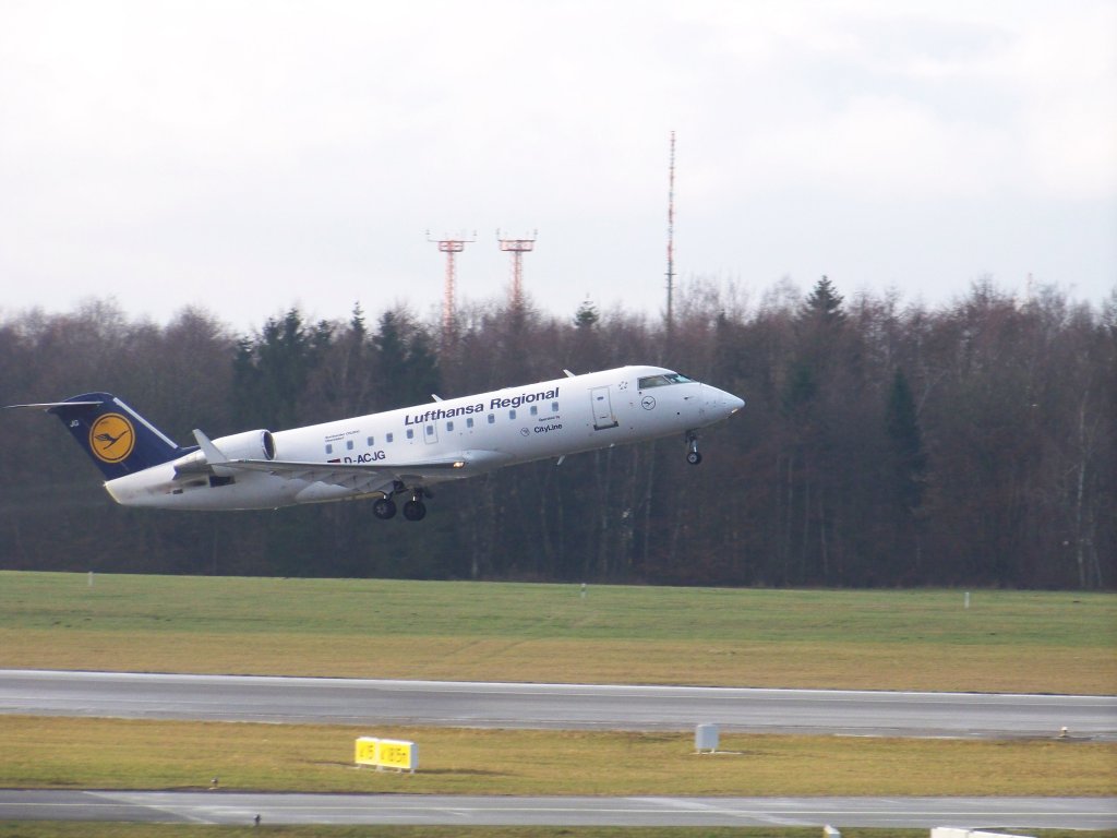 Lufthansa City Line, Bombardier CRJ200 LR, D-ACJG auf dem Hamburger Flughafen. Aufgenommen am 13.12.09.