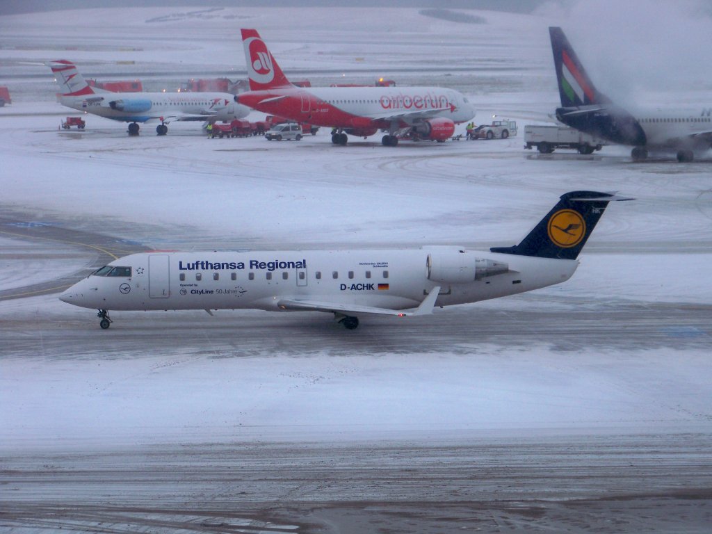 Lufthansa City Line, Bombardier CRJ200LR, D-ACHK auf dem Hamburger Flughafen. Aufgenommen am 19.12.09.