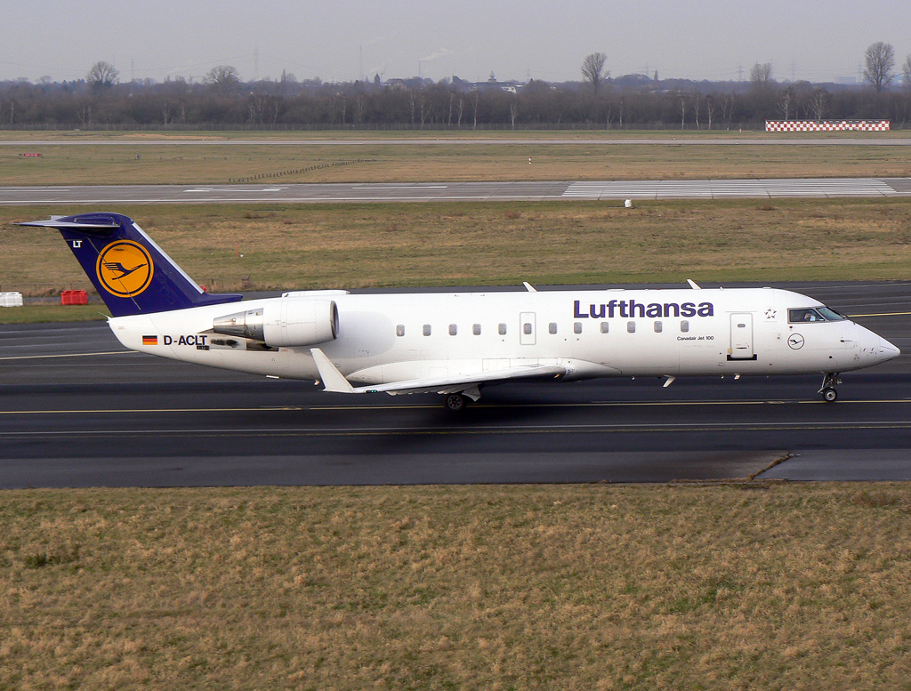 Lufthansa CRJ-100 D-ACLT auf dem Taxiway zur 23L in DUS / EDDL / Düsseldorf am 27.12.2007