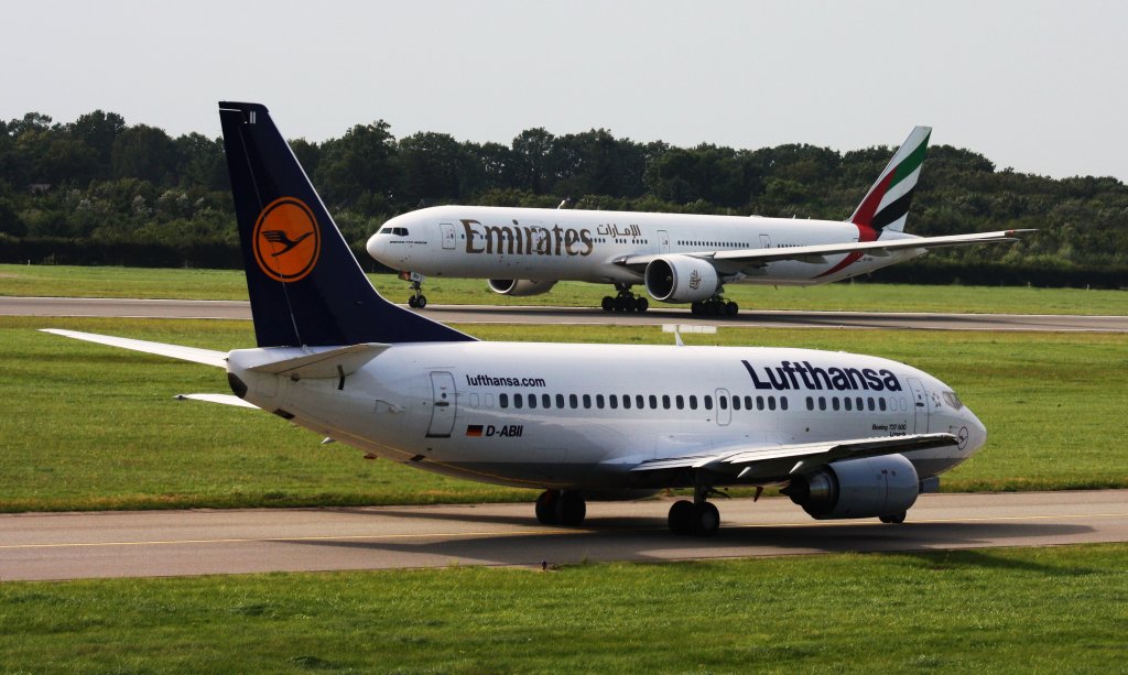 Lufthansa, D-ABII, Boeing737-530,26.08.2011, HAM-EDDH, Hamburg, Germany. Hinten Emirates, A6-EBU, Boeing 777-31H(ER).