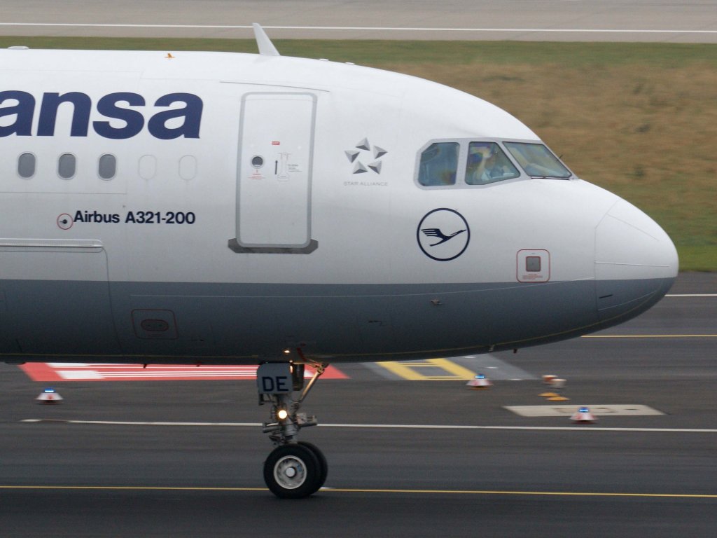 Lufthansa, D-AIDE  ohne Namen  (Danke fr den freundlichen Gru des Piloten), Airbus A 321-200 (Bug/Nose), 13.11.2011, DUS-EDDL, Dsseldorf, Germany 