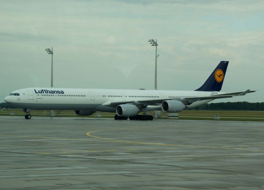 Lufthansa, D-AIHN, Airbus A 340-600 (ohne Namen), 2009.06.20, MUC, Mnchen, Germany