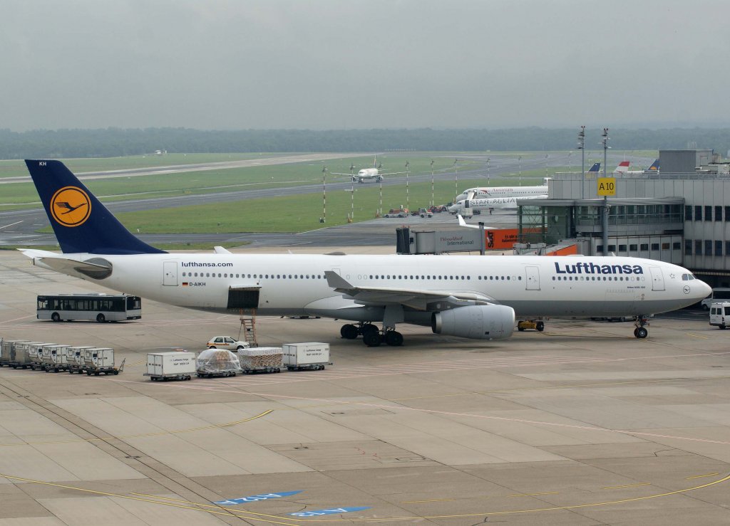 Lufthansa, D-AIKH  ohne Namen , Airbus A 330-300, 28.07.2011, DUS-EDDL, Dsseldorf, Germany 

