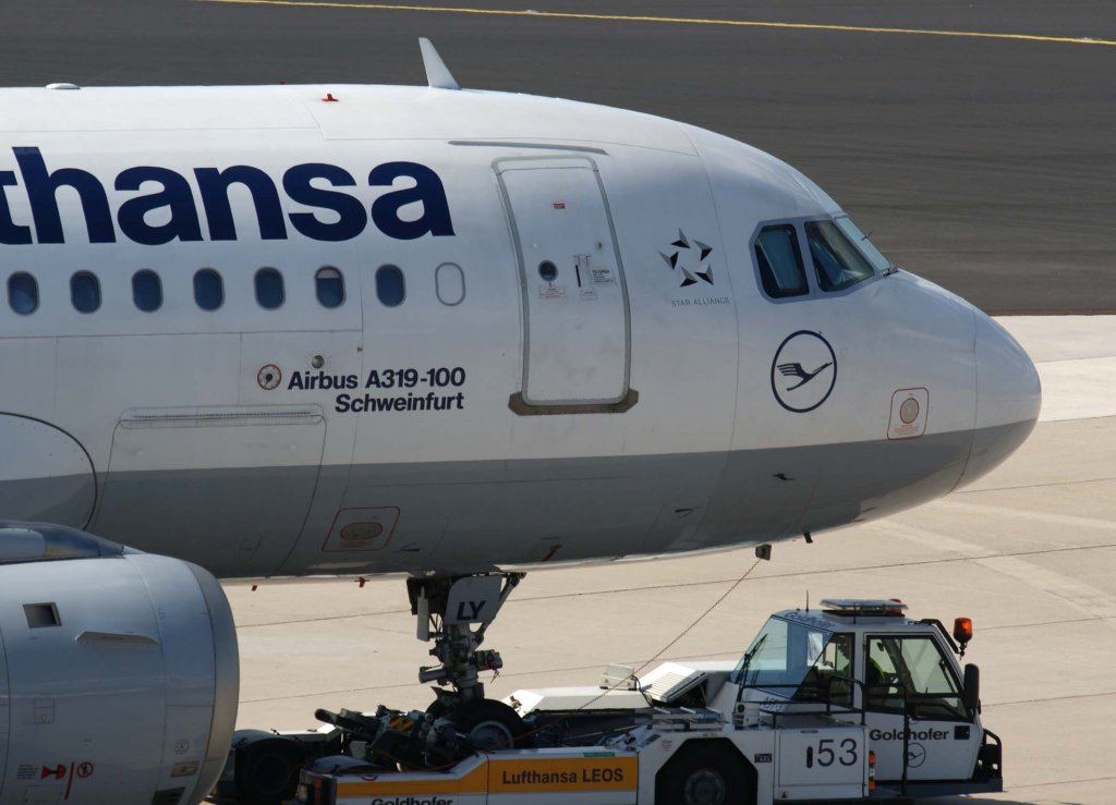 Lufthansa, D-AILY, Airbus A 319-100  Schweinfurt  (Bug/Nose), 2010.06.11, DUS-EDDL, Dsseldorf, Germany