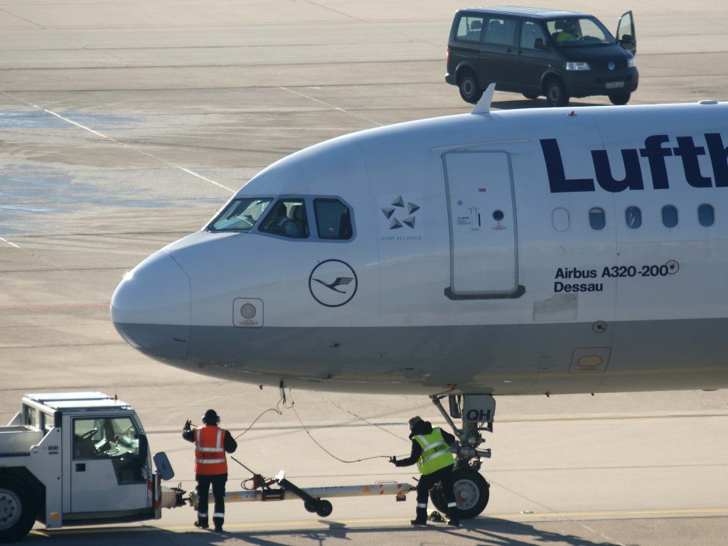Lufthansa, D-AIQH  Dessau , Airbus, A 320-200 (Bug/Nose), 16.01.2012, STR-EDDS, Stuttgart, Germany