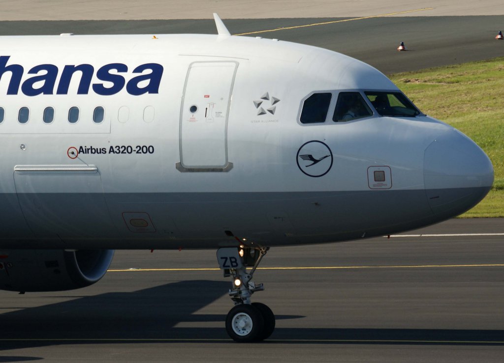 Lufthansa, D-AIZB, Airbus A 320-200  ohne Namen  (Bug/Nose), 2010.09.22, DUS-EDDL, Dsseldorf, Germany 

