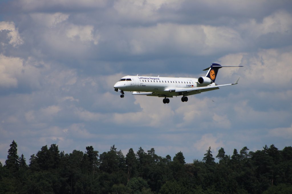 Lufthansa flog am 12.06.2011 mit einer CRJ von Frankfurt nach Friedrichshafen, hier der Ladenanflug auf Landebahn 24 von Friedrichshafen(Datum: 12.06.2011)