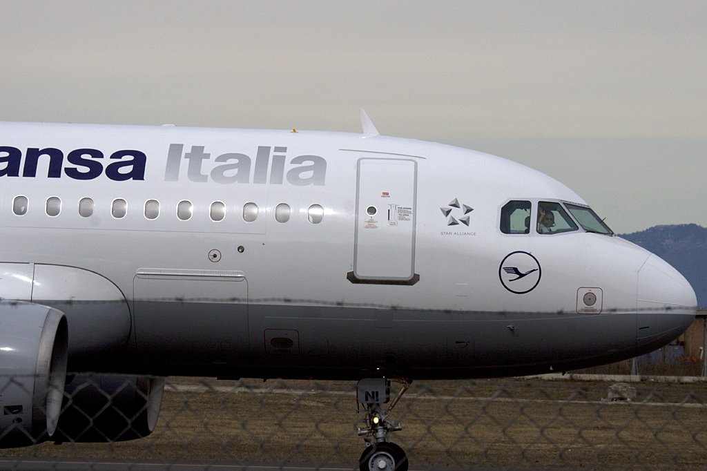 Lufthansa - Italia, D-AKNI, Airbus, A319-112, 27.02.2010, MXP, Mailand, Italy



