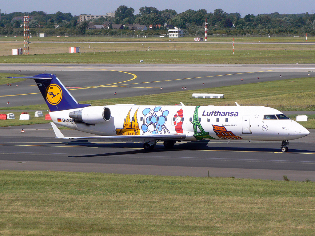 Lufthansa Little Europe CRJ-200 D-ACJHauf dem Taxiway zur 23L in DUS / EDDL / Düsseldorf am 05.08.2007