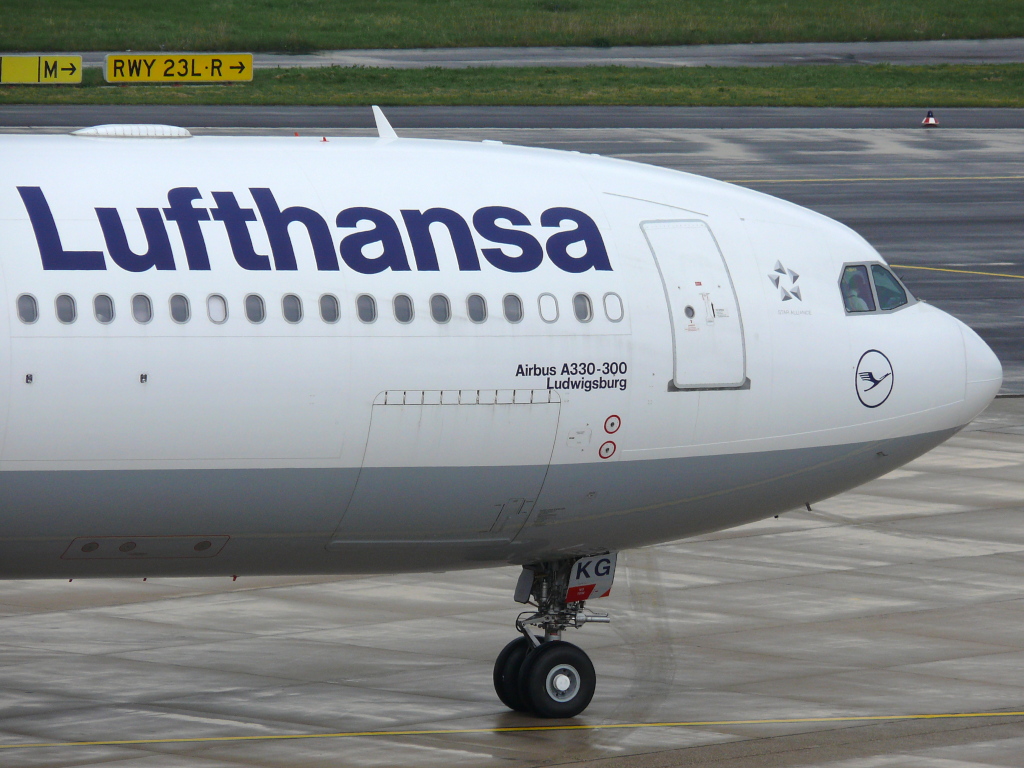 Lufthansa  Ludwigsburg ; D-AIKG; Airbus 330-300. Flughafen Dsseldorf. 02.05.2010.