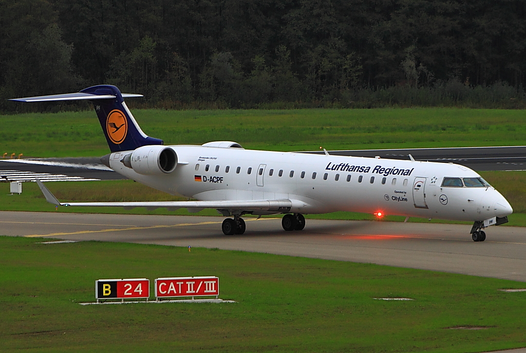 Lufthansa mit einem CRJ 700 aus Frankfurt. Der CRJ 700 landete soeben auf dem runway 06 in Friedrichshafen ....