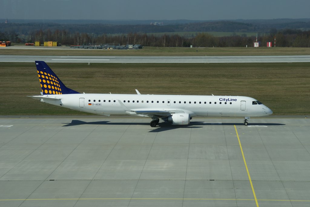 Lufthansa Regional CityLine, Embraer ERJ-195, Kennung: D-AEBC nach der Landung auf dem Flughafen Dresden am 26.03.2010