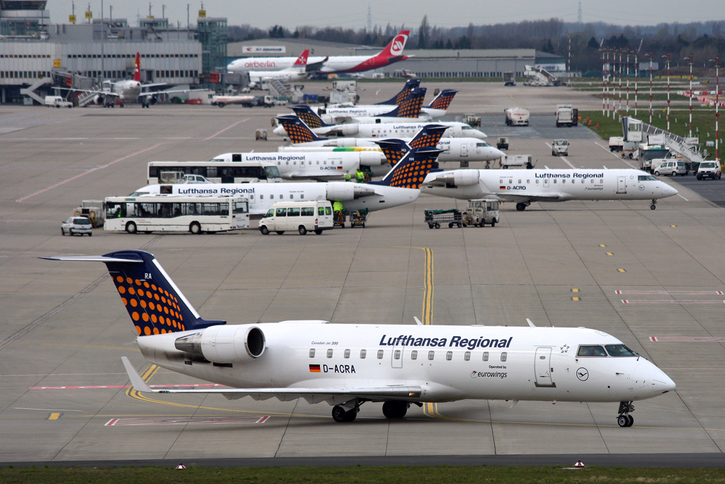 Lufthansa Regional CRJ200 D-ACRA auf dem Taxiway zur 23L in DUS / EDDL / Dsseldorf am 30.03.2008 