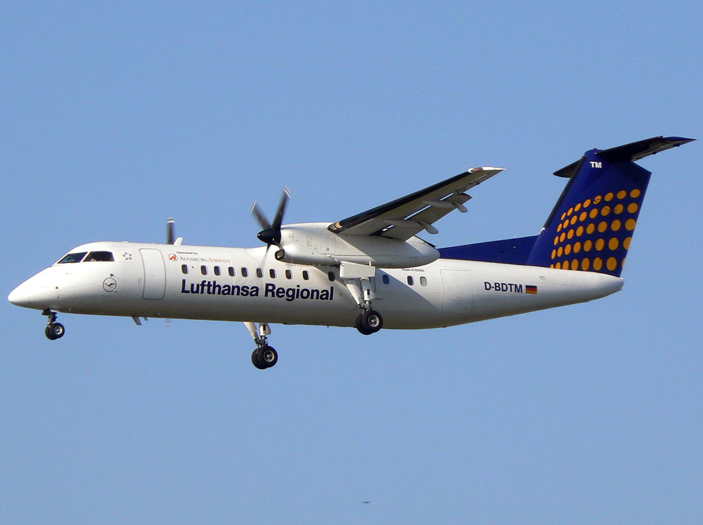 Lufthansa Regional Dash 8-300 D-BDTM im Anflug auf 25L in FRA / EDDF / Frankfurt am 23.09.2007