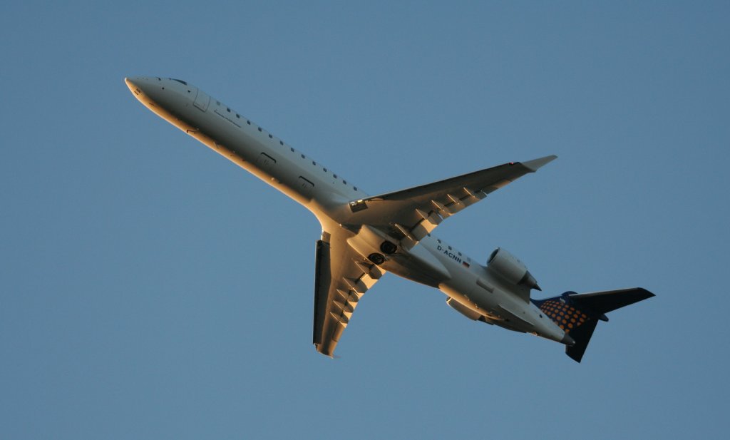 Lufthansa Regional (Eurowings) Canadair Regjet CRJ900NG D-ACNN beim Start in Berlin-Tegel am frhen Morgen des 12.02.2011