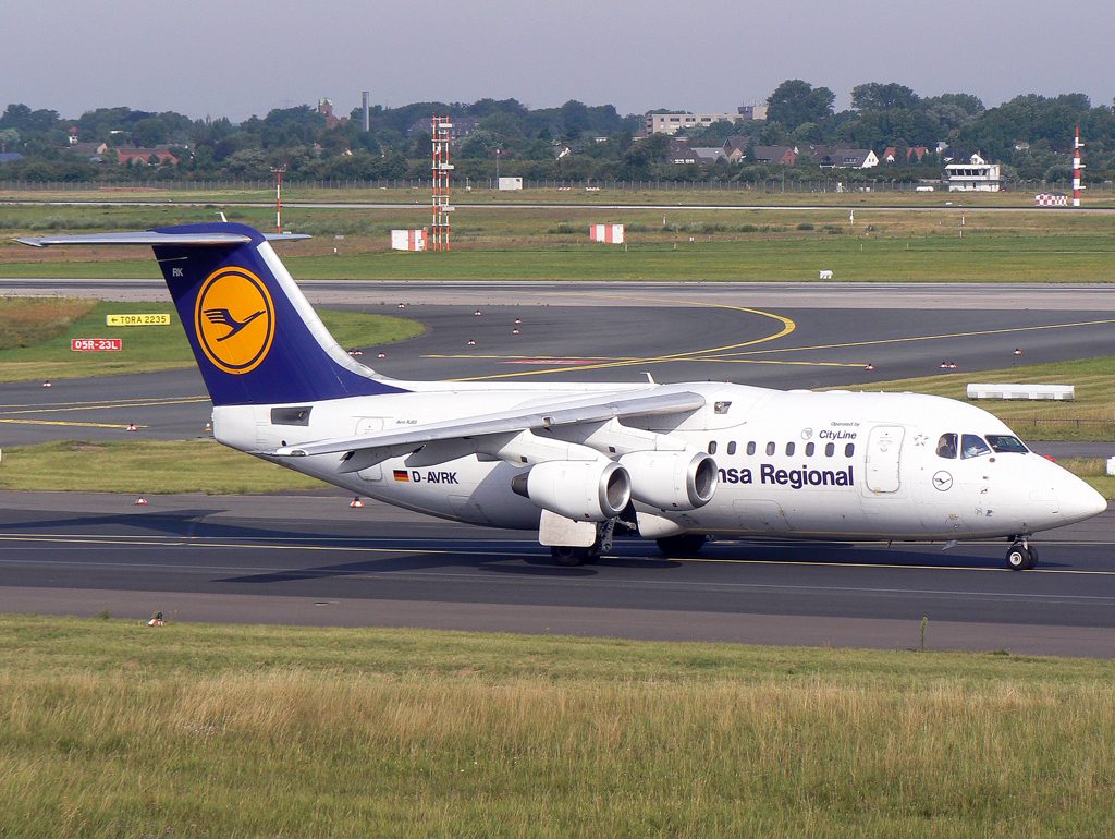 Lufthansa Regional RJ-85 D-AVRK auf dem Taxiway zur 23L in DUS / EDDL / Düsseldorf am 13.07.2007