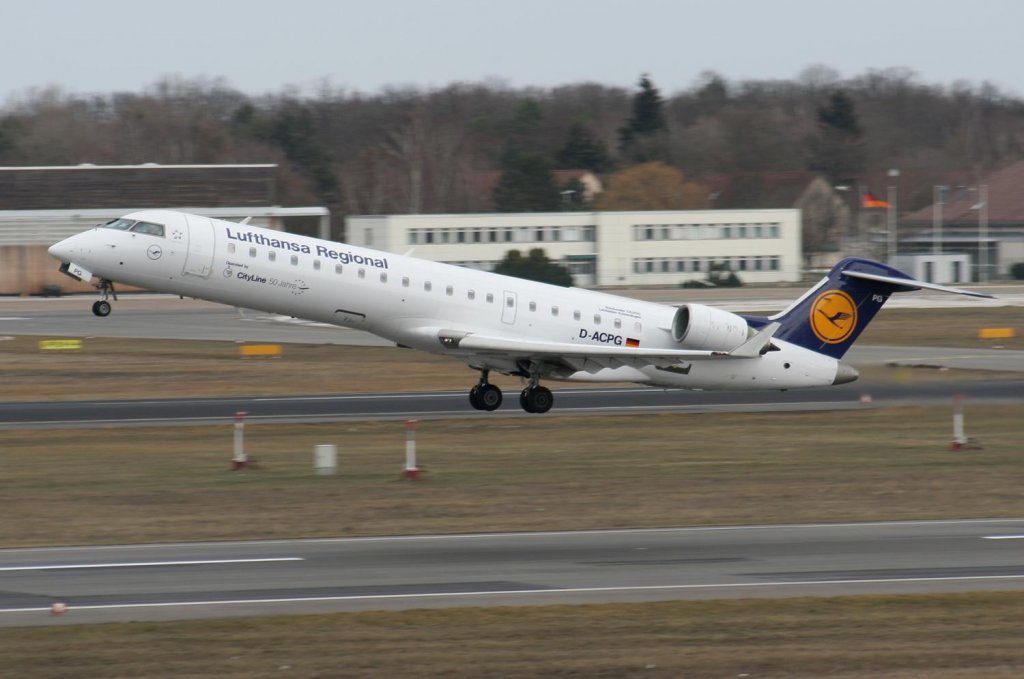 Lufthansa Regional(CityLine) Canadair Regjet CRJ701ER D-ACPG beim Start in Berlin-Tegel am 27.02.2010