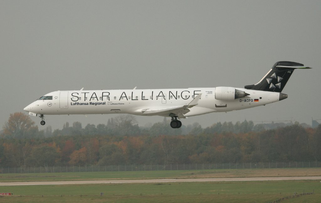 Lufthansa Regional(CityLine Canadair Regjet CRJ701ER D-ACPQ kurz vor der Landung in Dsseldorf am 31.10.2011
