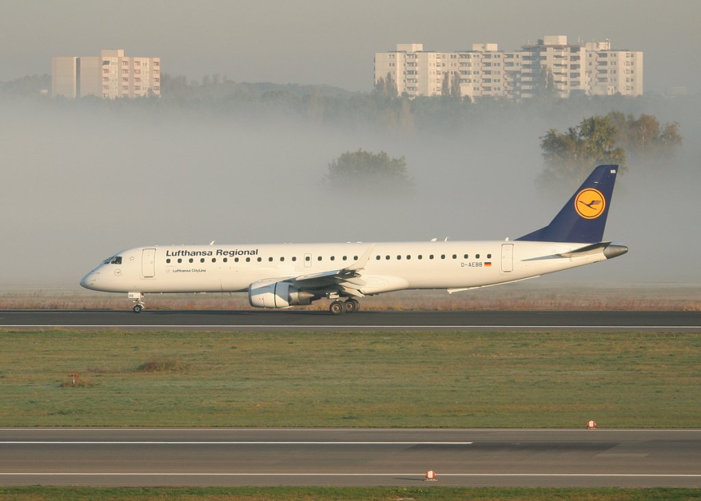 Lufthansa Regional(CityLine) Embraer ERJ-195LR D-AEBB nach der Landung in Berlin-Tegel am 15.10.2011