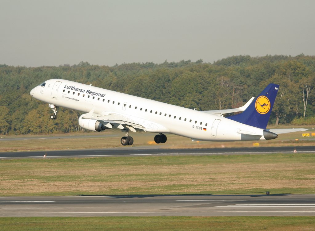 Lufthansa Regional(CityLine) Embraer ERJ-195LR D-AEBB beim Start in Berlin-Tegel am 15.10.2011
