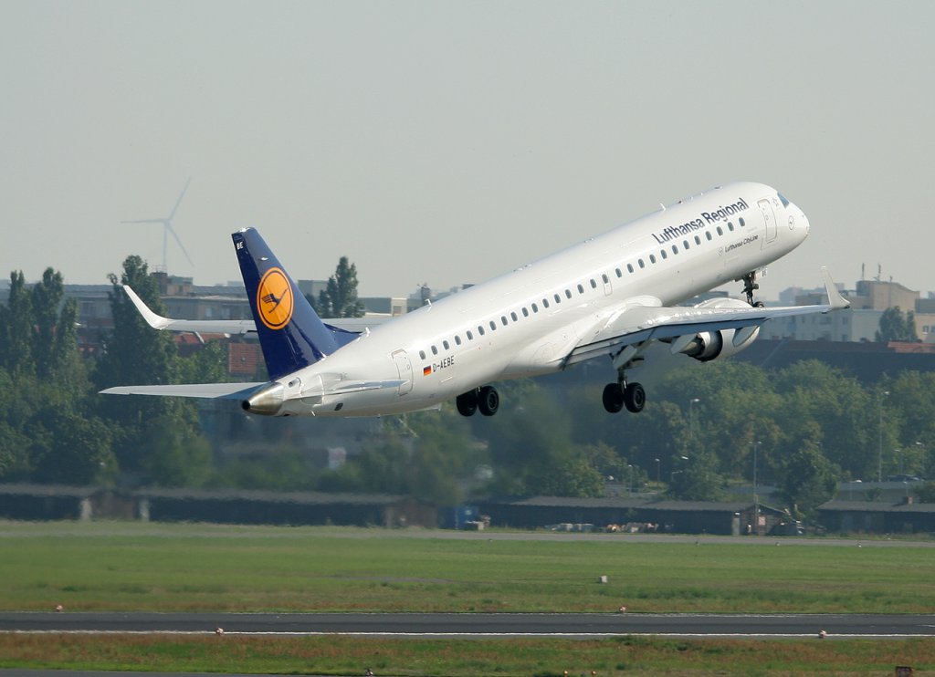 Lufthansa Regional(CityLine) Embraer ERJ-195LR D-AEBE beim Start in Berlin-Tegel am 02.08.2011