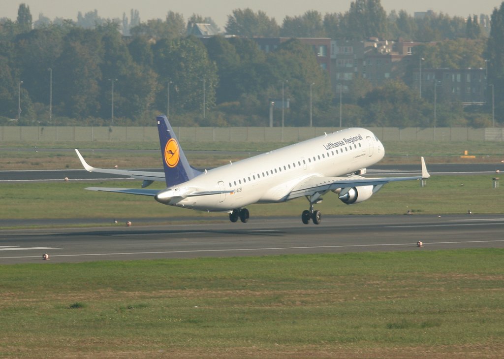 Lufthansa Regional(CityLine) Embraer ERJ-195LR D-AEBI beim Start in Berlin-Tegel am 01.10.2011