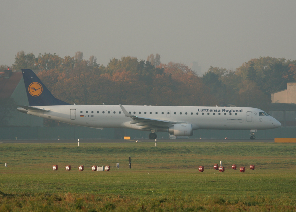 Lufthansa Regional(CityLine) Embraer ERJ-195LR D-AEBI kurz vor dem Start in Berlin-Tegel an einem sehr trben Morgen des 29.10.2011
