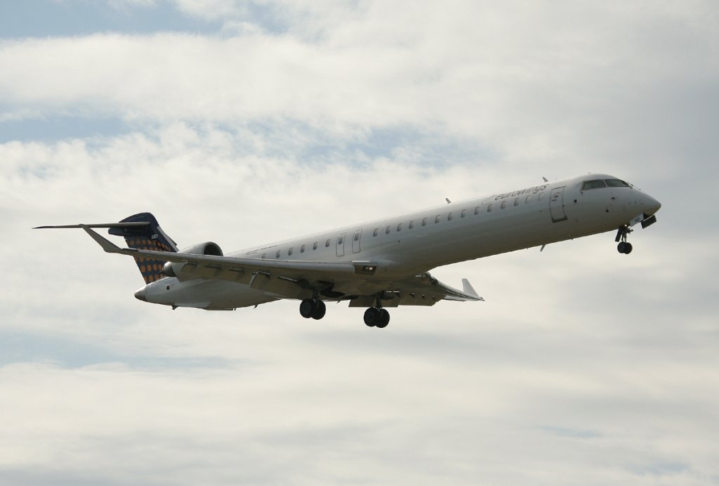 Lufthansa Regional(Eurowings) Canadair Regjet CRJ900NG D-ACND kurz vor der Landung in Berlin-Tegel am 09.06.2012