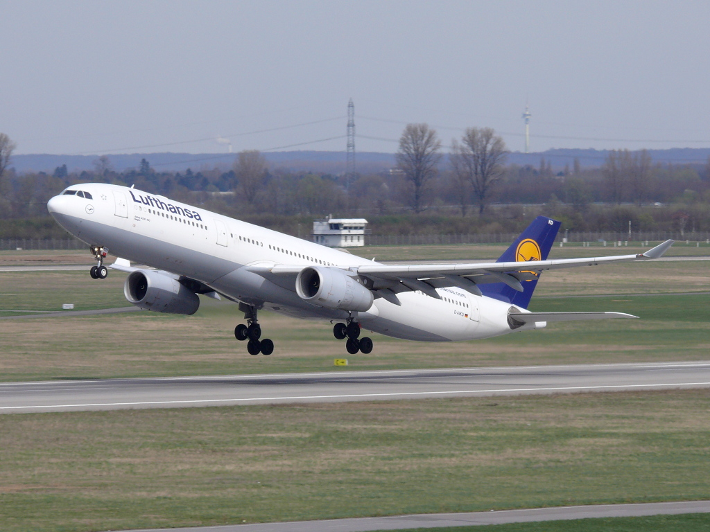 Lufthansa  Siegen ; D-AIKD; Airbus 330-300. Flughafen Dsseldorf. 02.04.2010.
