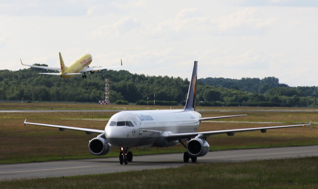 Lufthansa,D-AIDL,(c/n4881),Airbus A321-231,14.06.2012,HAM-EDDH,Hamburg,Germany(hinten startet TUIfly,D-AHFH)