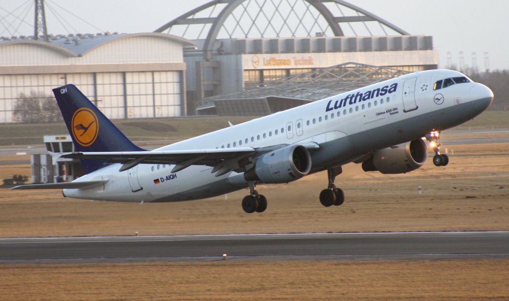 Lufthansa,D-AIQH,(c/n 217),Airbus A320-211,19.02.2012,HAM-EDDH,Hamburg,Germany