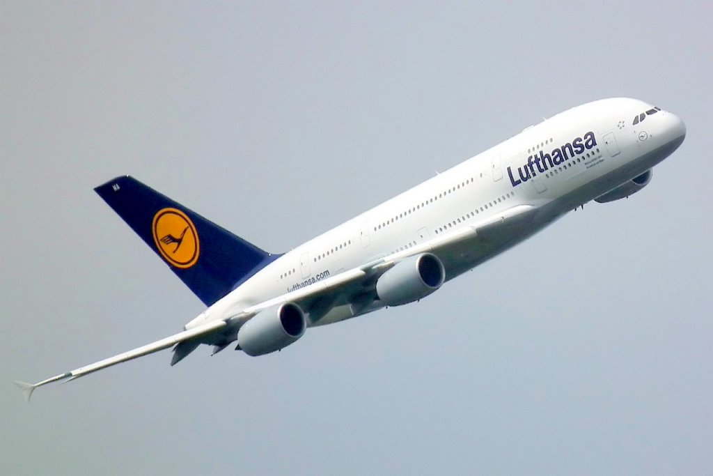 Lufthansas erster A380
Am 19.05.10 ber dem Hamburger Hafen. Unmittelbar nach dem Start des bergabefluges mit den geladenen Ehrengsten ab Hamburg Finkenwerder zog der A380 D-AIMA eine sehr enge und tiefe 180 Grad Kurve ber der Elbe und dem Hamburger Hafen und flog sodann nach Frankfurt wo die offiziellen Feierlichkeiten stattfanden und das Flugzeug auf Frankfurt am Main getauft wurde.