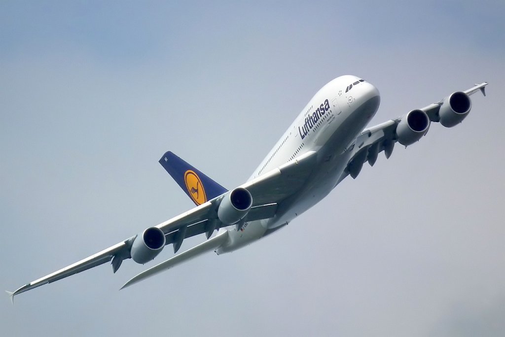 Lufthansas erster A380
Am 19.05.10 ber dem Hamburger Hafen. Unmittelbar nach dem Start des bergabefluges mit den geladenen Ehrengsten ab Hamburg Finkenwerder zog der A380 D-AIMA eine sehr enge und tiefe 180 Grad Kurve ber der Elbe und dem Hamburger Hafen und flog sodann nach Frankfurt wo die offiziellen Feierlichkeiten stattfanden und das Flugzeug auf Frankfurt am Main getauft wurde.