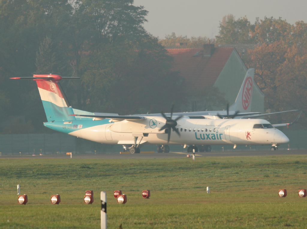 Luxair De Havilland Canada DHC-8-402Q LX-LGC kurz vor dem Start in Berlin-Tegel an einem sehr trben Morgen des 29.10.2011