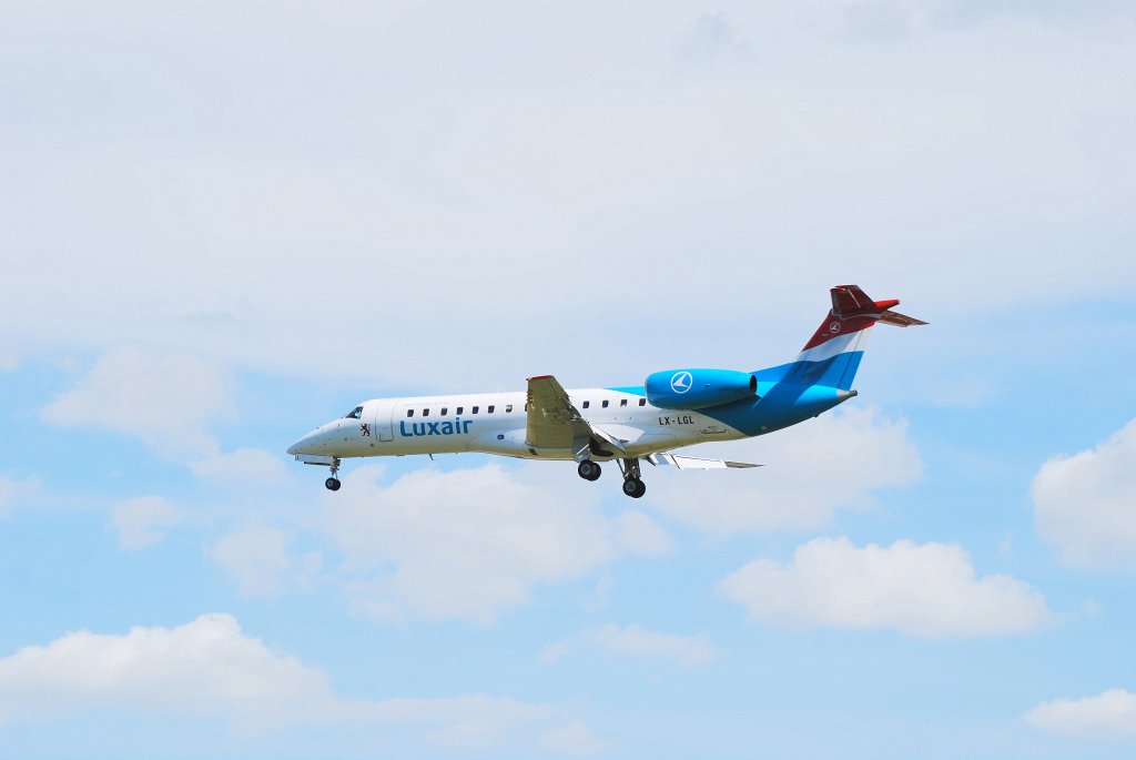 Luxair Embraer ERJ-135 LX-LGL im Landeanflug auf Hamburg Fuhlsbttel am 01.06.11