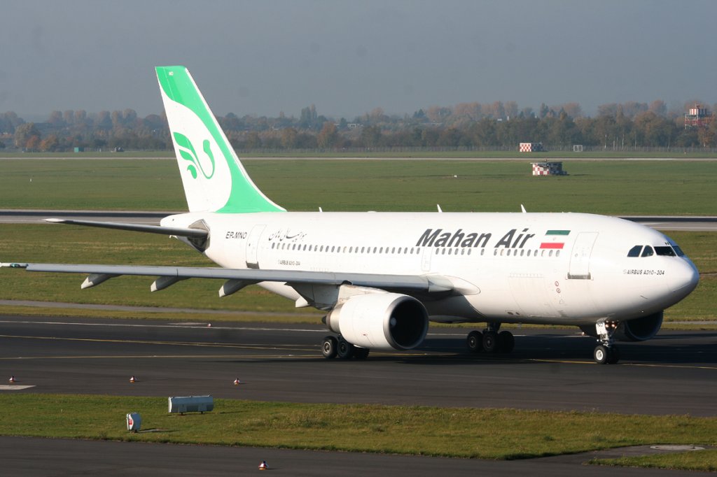 Mahan Air A 310-304 EP-MNO auf dem Weg zum Start in Dsseldorf am 31.10.2011