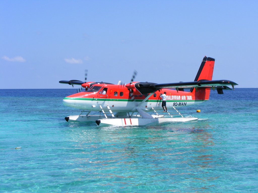 Maledivian Air Taxi DHC-6 Twin Otter 8Q-MAN bringt neue Touris zur Insel Meedhupparu 24.2.2011