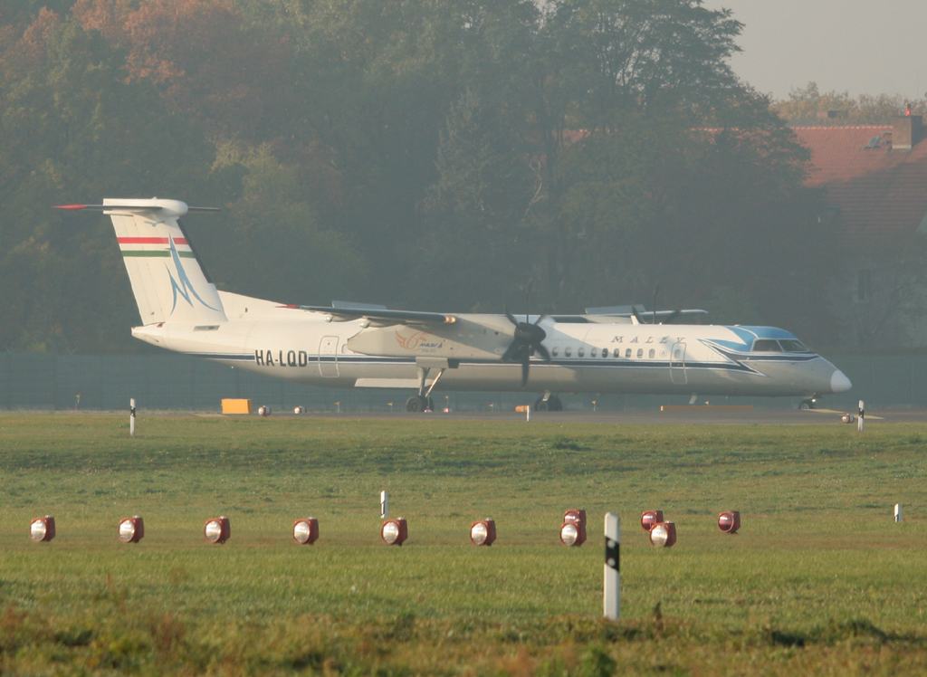 Malev De Havilland Canada DHC-8-402Q HA-LQD kurz vor dem Start in Berlin-Tegel am 29.10.2011 