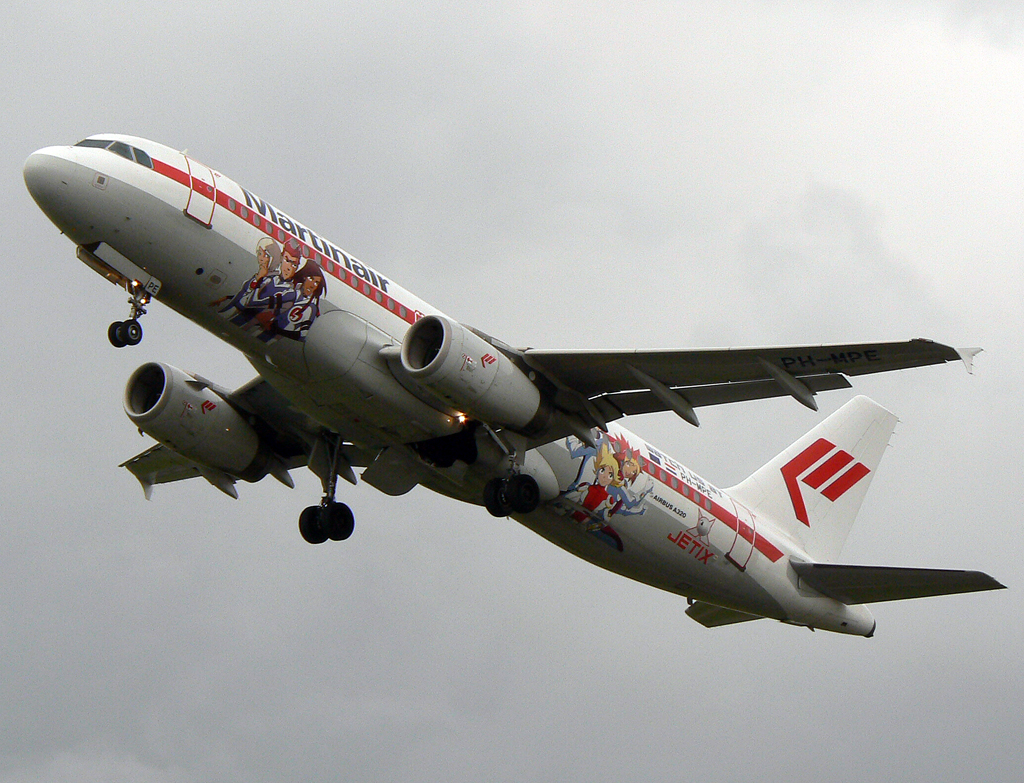 Martin Air A320 PH-MPE nach dem Takeoff auf 18C in AMS / EHAM / Amsterdam Schipol am 12.07.2007