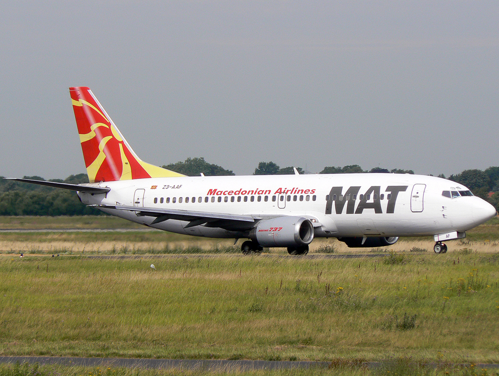 MAT B737-300 Z3-AAF auf dem Taxiway zur 23L in DUS / EDDL / Düsseldorf am 13.07.2007