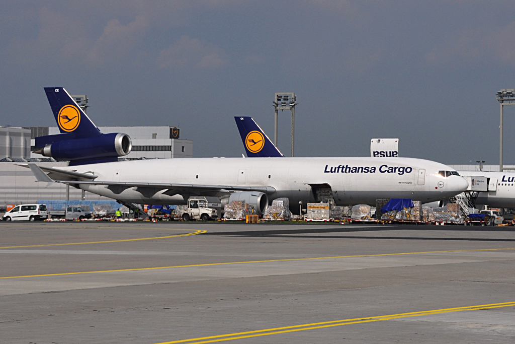 MD 11F der Lufthansa Cargo bei der Frachtbeladung in FRA - 14.04.2012