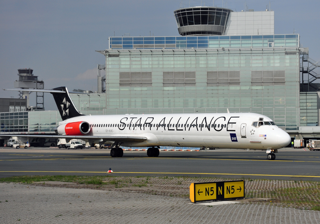 MD 82 (DC-9-82), OY-KHE der SAS-Star Alliance am Flughafen FRA - 14.04.2012